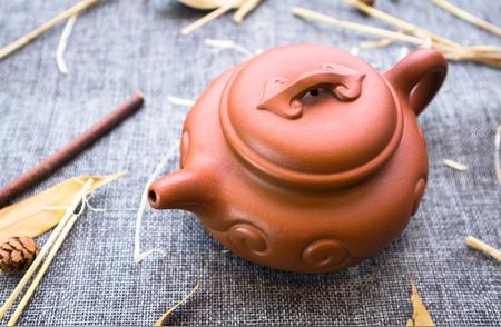 中华艺术瑰宝：紫砂壶的韵味